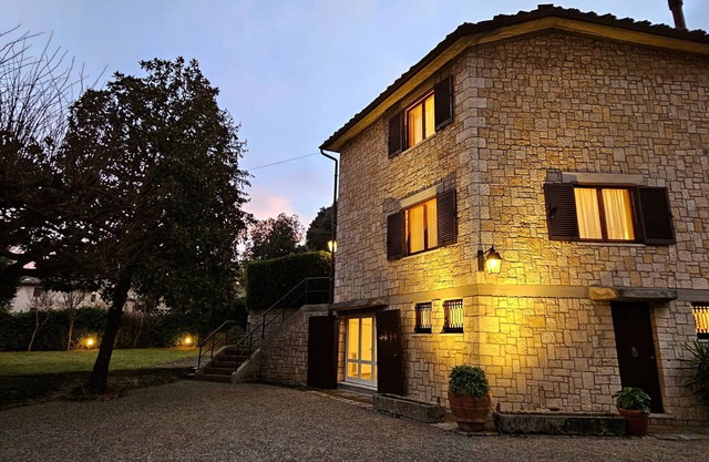Schönes alleinstehendes Ferienhaus mit W-LAN, privatem Pool, TV, Veranda und Parkplatz