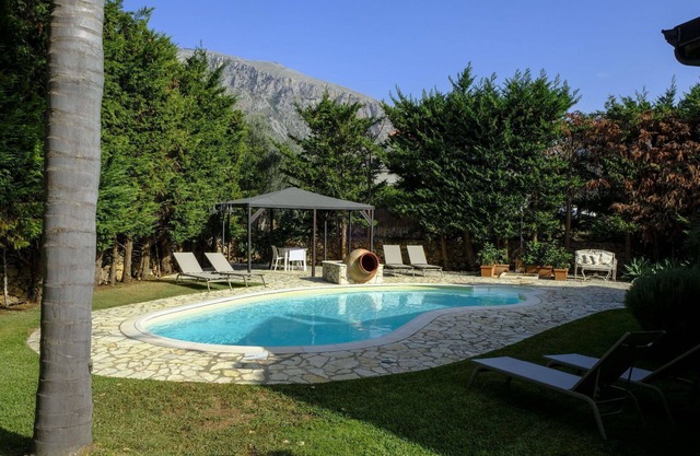 Alleinstehendes Ferienhaus mit privatem Pool, Klimaanlage, W-LAN, TV, Innenhof, Parkplatz