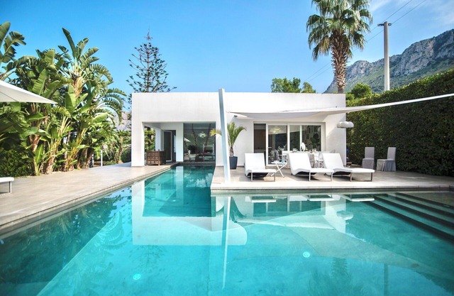 Alleinstehendes Ferienhaus mit privatem Pool, W-LAN, Klimaanlage, TV, Haustiere erlaubt, Parkplatz