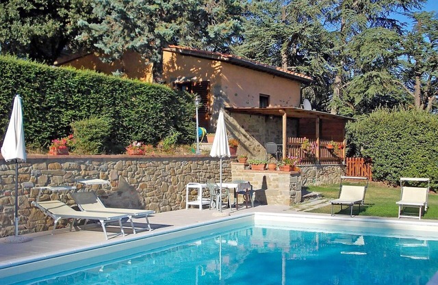 Schönes alleinstehendes Ferienhaus mit Pool, W-LAN, TV, Terrasse, Panoramablick, Parkplatz