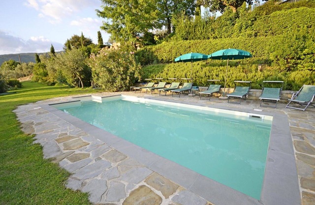 Alleinstehendes Ferienhaus mit W-LAN, privatem Pool, TV, Innenhof, Panoramablick, Parkplatz