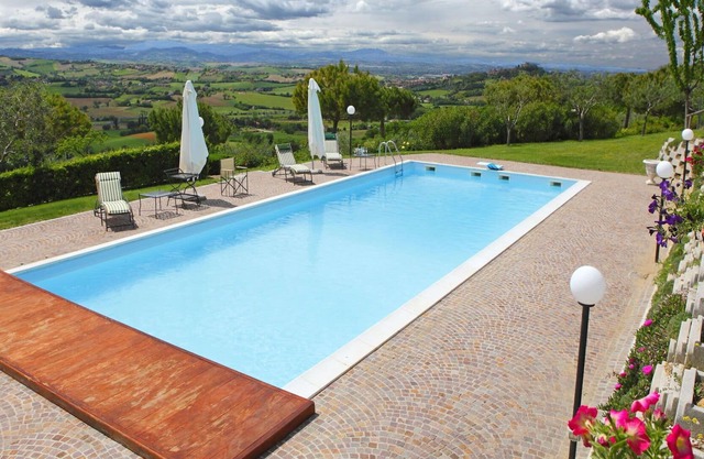 Schönes alleinstehendes Ferienhaus mit privatem Pool, Klimaanlage, W-LAN, Whirlpool, TV, Parkplatz