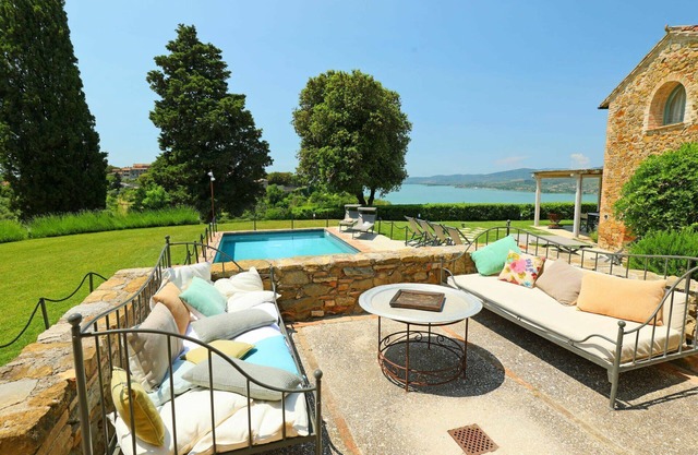 Alleinstehendes Ferienhaus mit W-LAN, privatem Pool, Klimaanlage, Whirlpool, TV, Balkon, Parkplatz
