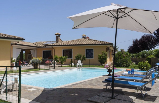 Schönes alleinstehendes Ferienhaus mit W-LAN, privatem Pool, Klimaanlage, Innenhof und Parkplatz