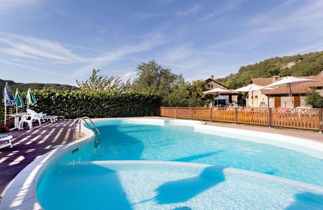 Alleinstehendes Ferienhaus mit W-LAN, privatem Pool, Whirlpool, TV, Panoramablick, Parkplatz