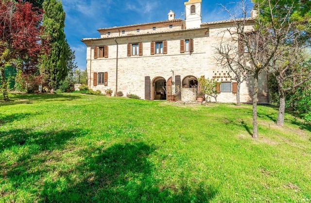 Beautiful private villa for 10 people with WIFI, panoramic view and parking, close to Ascoli Pic...