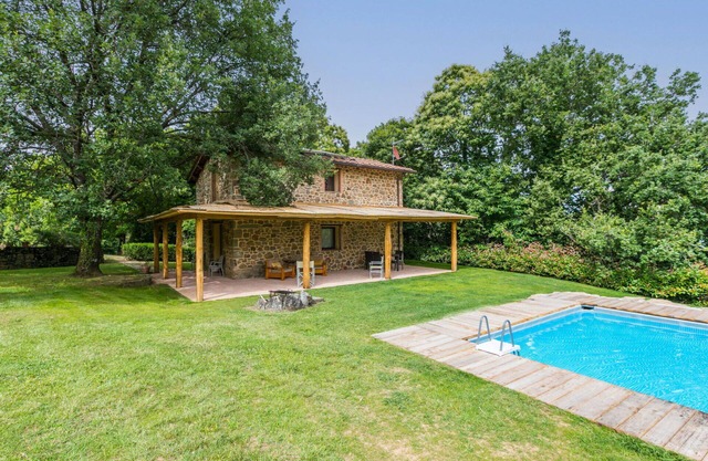 Wunderbares alleinstehendes Ferienhaus mit W-LAN, privatem Pool, TV, Innenhof und Parkplatz