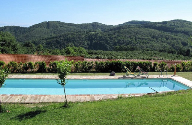 Schönes alleinstehendes Ferienhaus mit internet, Pool, Balkon, Haustiere erlaubt, Parkplatz
