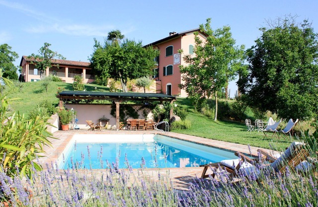 Alleinstehendes Ferienhaus mit W-LAN, Klimaanlage, privatem Pool, TV, Innenhof, Panoramablick