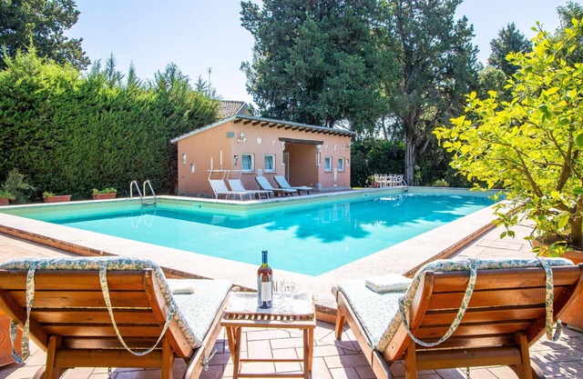 Alleinstehendes Ferienhaus mit W-LAN, Klimaanlage, Whirlpool, privatem Pool, TV, Panoramablick