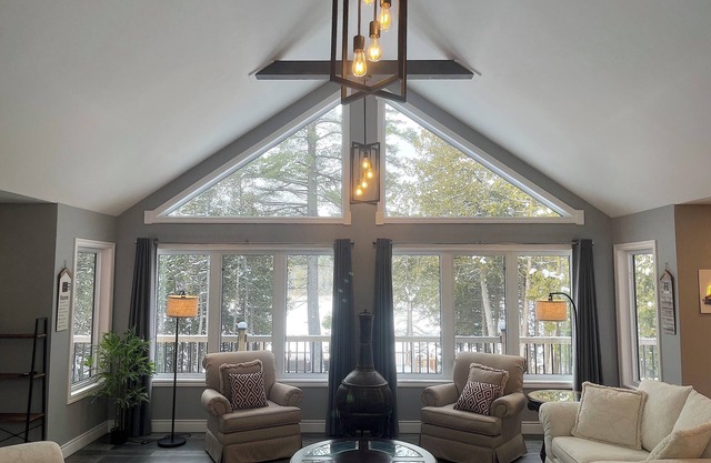 Beautiful Private Waterfront Cottage