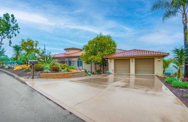 Beautiful property overlooking vineyards and golf course. Lots of amenities!!