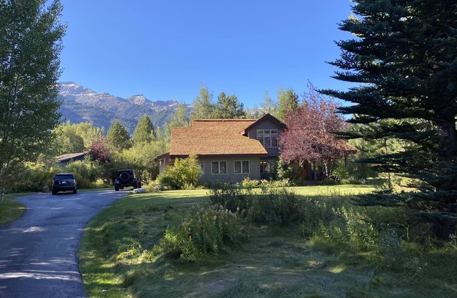 BEAUTIFUL PVT HOME W/ MODERN FURNISHING - EXCLUSIVE WEST BANK JACKSON HOLE