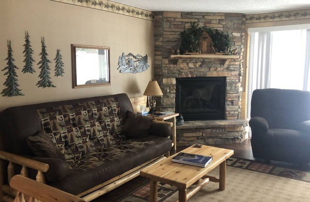 Beautiful Quadna Mountain Townhouse w/ Hill Lake Access!