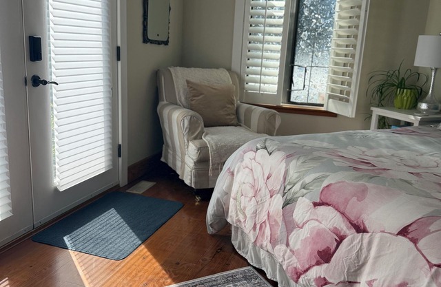Beautiful Queen Suite near Castle, City & Beach