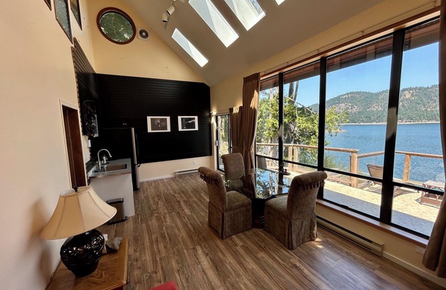 Beautiful, quiet place to stay with lovely beach access and stunning views