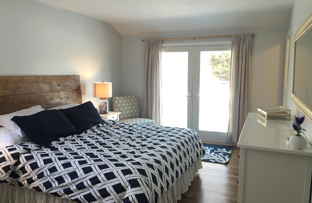 Neu renoviert! Ruhige, private, wenige Gehminuten zum Strand.