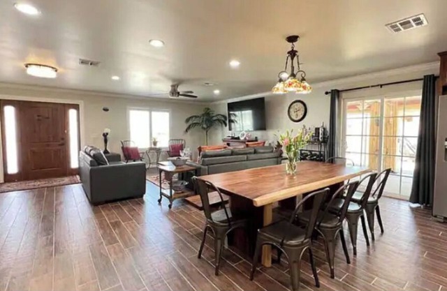 Beautiful quiet luxurious home with an amazing Desert view.