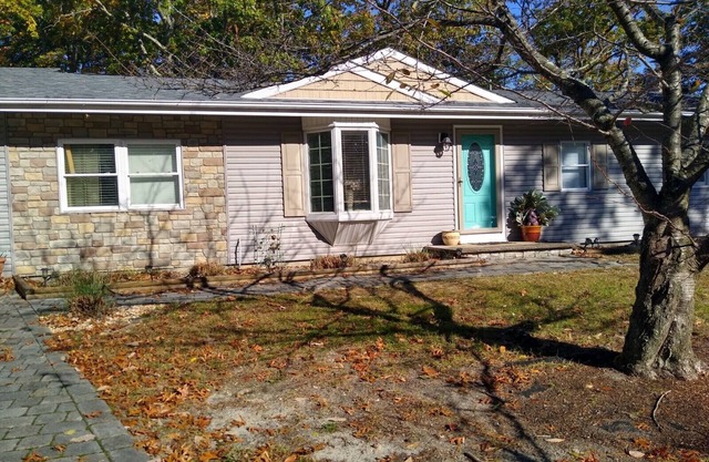 Beautiful Ranch w/3 bedrooms and 3 baths/open concept/big back yard/dog friendly