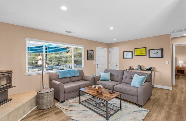 BEAUTIFUL RECENTLY RENOVATED PEACEFUL 3 BED HOME