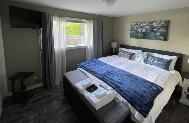 Beautiful relaxing 3 bdr house with a private big yard.