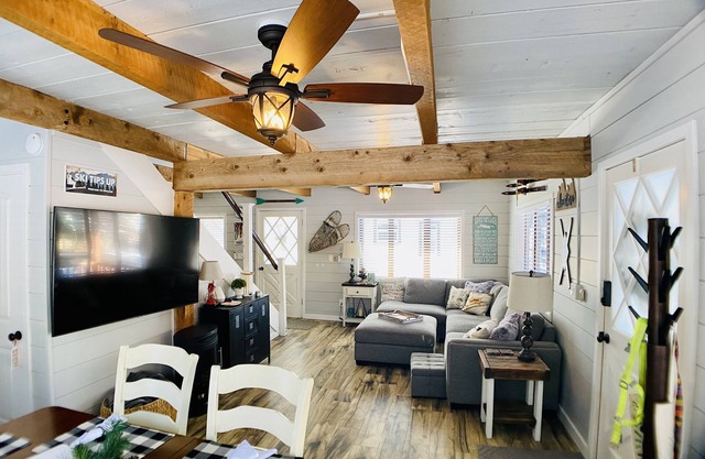 Beautiful Remodeled Dog-Friendly In-Town 3/2 Cabin