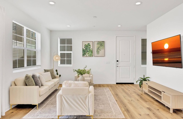 Beautiful Remodeled Home Perfect for Friends/Families Close 2 Airports