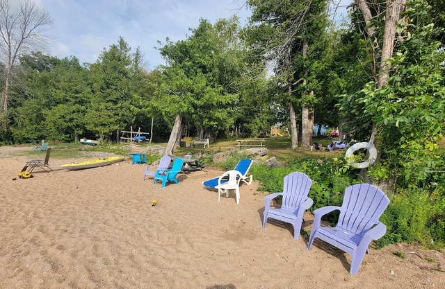 BEAUTIFUL RENOVATED 2 BEDROOM INDIRECT WATERFRONT COTTAGE ON LAKE DALRYMPLE