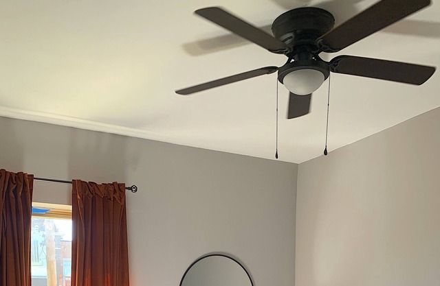 Beautiful renovated 4-bedroom unit w/ parking, dining room, nook