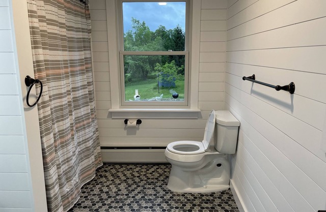 Beautiful Renovated Home, Close to Multiple Ski Mountains.