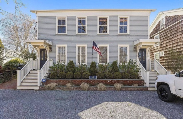 Beautiful Renovated 1 Bedroom Apartment Walk to Town & Jitney. Parking.