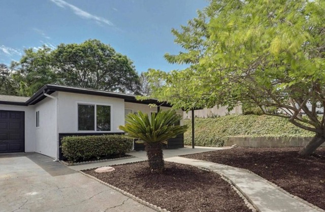 Beautiful renovated home with large backyard - 10 mins to the beach!