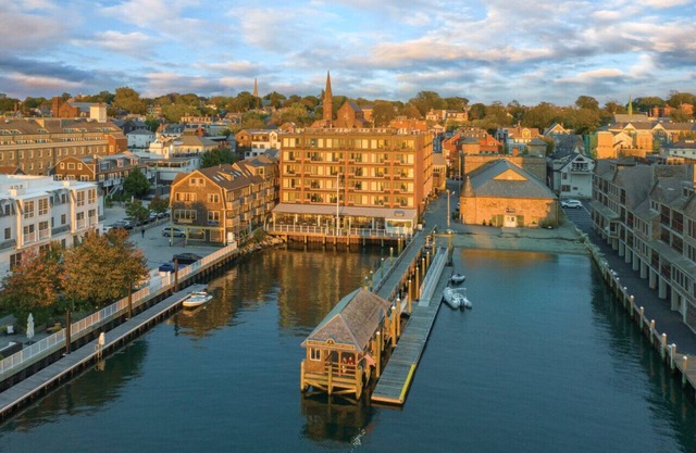 Beautiful Resort in Inn on the Harbor 1BD near The Cliff Walk