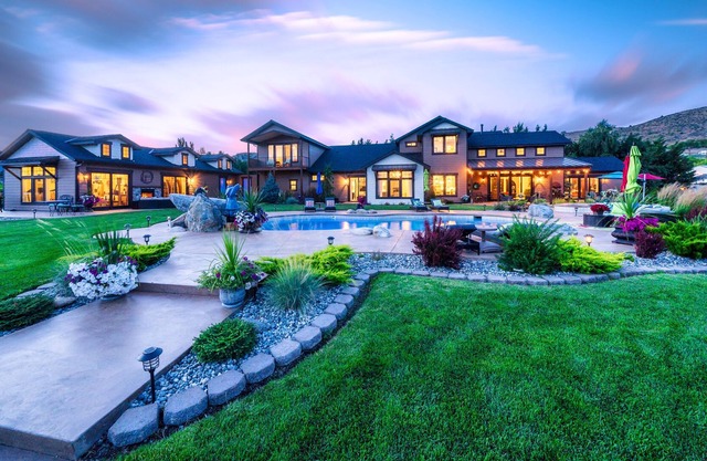 Beautiful Resort Property - Lake front, pool, soaking tub and pool house