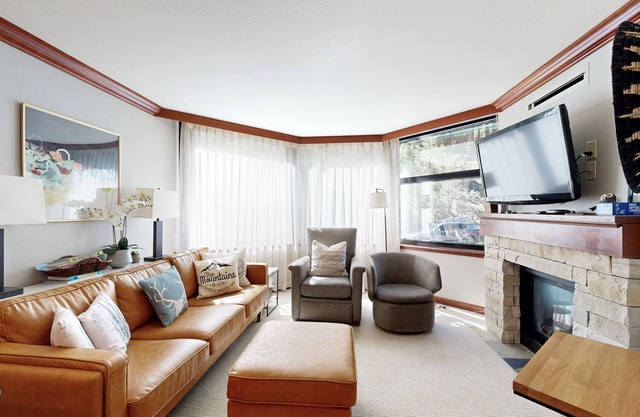 Beautiful resort condos with pool, hot-tub, ski-in/ski-out, WiFi
