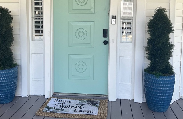Beautiful restored Bungalow just two blocks off interstate 75