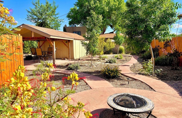 Beautiful Retreat Home in The North Valley - 2 miles from Dtwn Albuquerque