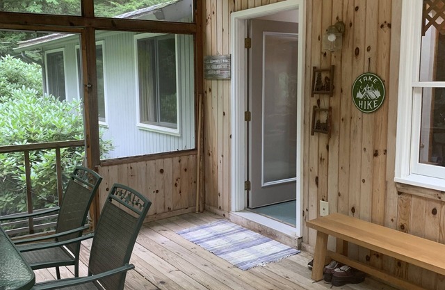 Beautiful retreat in a lake community to the enjoy the summer season.