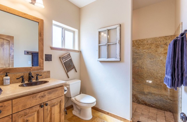 Beautiful retreat on Hat Creek, Fire pits, Fishing and 15 min. from Lassen Park