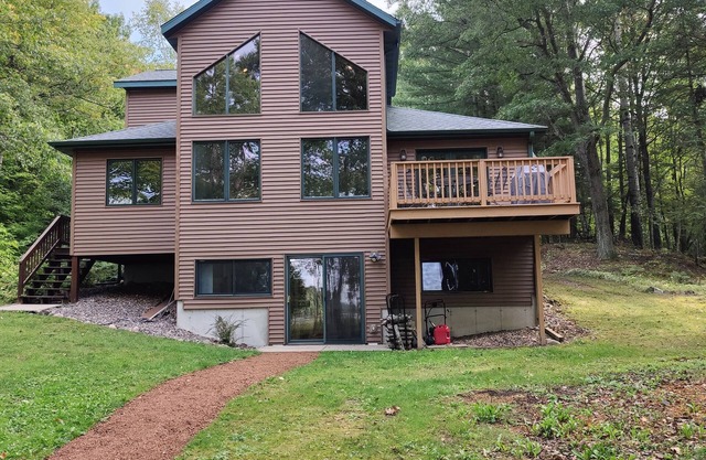 Beautiful retreat on Lower Long Lake, privacy and waterfront!