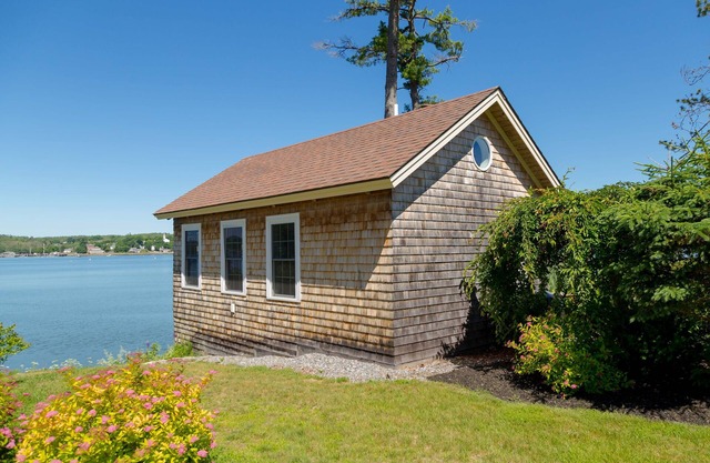 Beautiful River front 1 bedroom Cottage