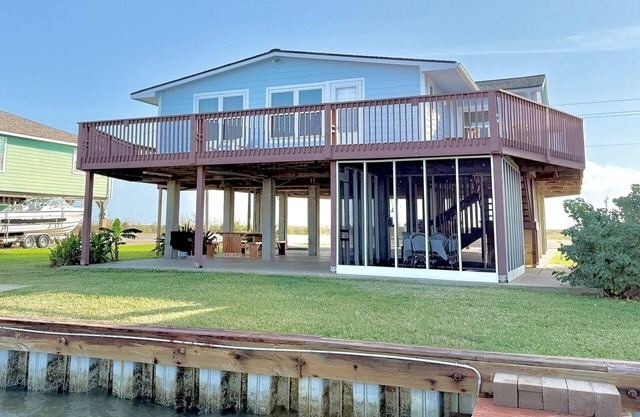 Beautiful River House w/lighted fishing pier & great sunsets!