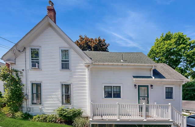 Beautiful River-View Retreat | Home Office | Walk 5 MInutes to Main Street