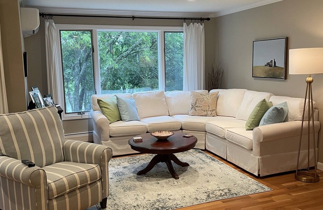 Beautiful Riverview Townhome 2 Bedrooms/ 3 Full Baths!
