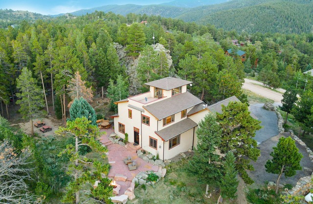 Beautiful Rocky Mountain Retreat Above Boulder with Privacy & Views