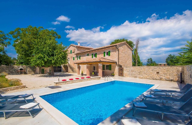 Wunderschöne Steinvilla, warme und sonnige Lage, privater Pool, eingezäunt