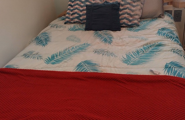 Beautiful room available near LaGuardia Airport.