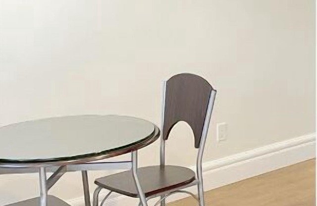 Beautiful room with Kitchen, Washing Machine, internet near UBC, Kitsilano Beach