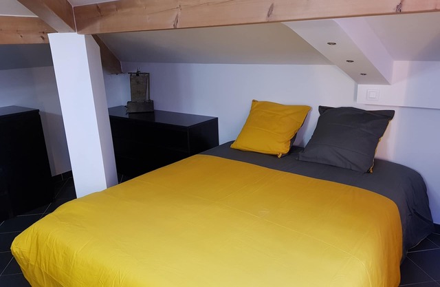 Schönes Zimmer mit Schreibtisch und eigenem Bad