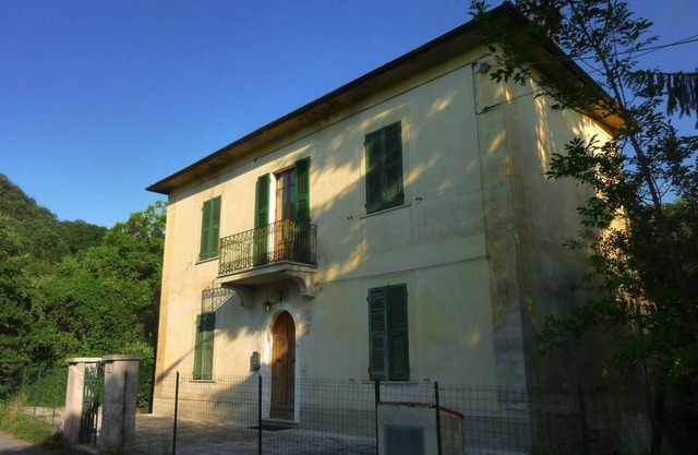 Schöne rustikale toskanische Villa mit Blick auf das mittelalterliche Dorf Bagnone